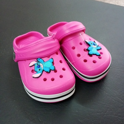 Fucsia Stitch - Crocs Classic Dibus Infantiles